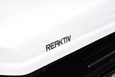 Автобокс REAKTIV Bolid 520 белый глянцевый двустороннее 700 л от интернет-магазина AUTOBOKS.kz. 