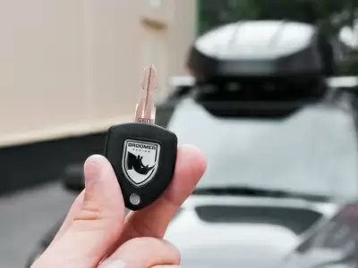 Автобокс Broomer Venture L (430 л.) АБС, текстурный черный пластик от интернет-магазина AUTOBOKS.kz. 