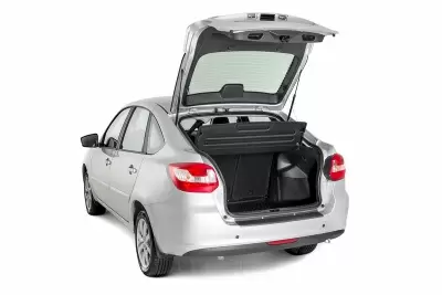 Накладка на задний бампер (ABS, черное тиснение) на LADA Granta лифтбек с 2014 на автомобиль от Интернет-Магазина Autoboks.kz