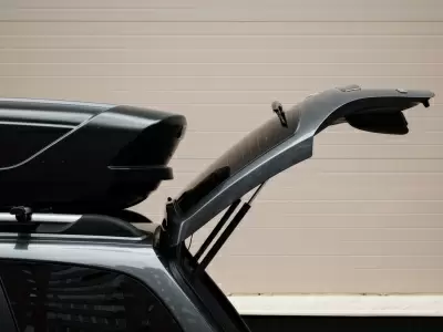 Автобокс Broomer Venture L (430 л.) АБС, текстурный черный пластик от интернет-магазина AUTOBOKS.kz. 