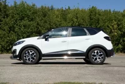 Защита порогов прямая (НПС - нерж.) Renault KAPTUR с 2016 от интернет-магазина AUTOBOKS.kz. 