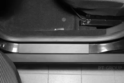 Накладки в проёмы передних дверей (ABS) Renault DUSTER с 2021 на автомобиль от Интернет-Магазина Autoboks.kz