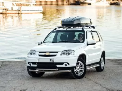 Автобокс Broomer Venture L (430 л.)  АБС/ПММА Черный(глянец) от интернет-магазина AUTOBOKS.kz. 