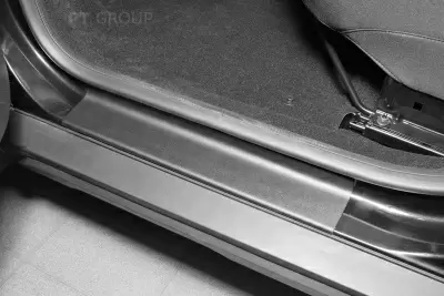 Накладки в проёмы передних дверей (ABS) Renault DUSTER с 2021 на автомобиль от Интернет-Магазина Autoboks.kz