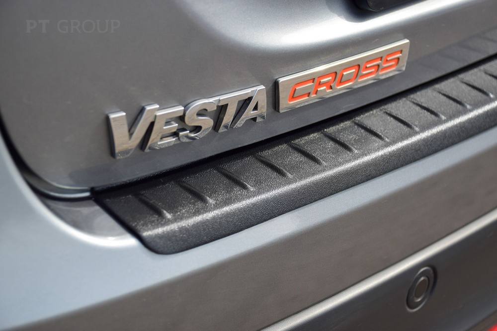 Накладка на задний бампер (ABS) LADA Vesta SW Cross с 2017 на автомобиль от интернет-магазина AUTOBOKS.kz. 