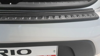 Накладка на задний бампер (ABS, черное тиснение) на KIA RIO Седан с 2017 на автомобиль от Интернет-Магазина Autoboks.kz